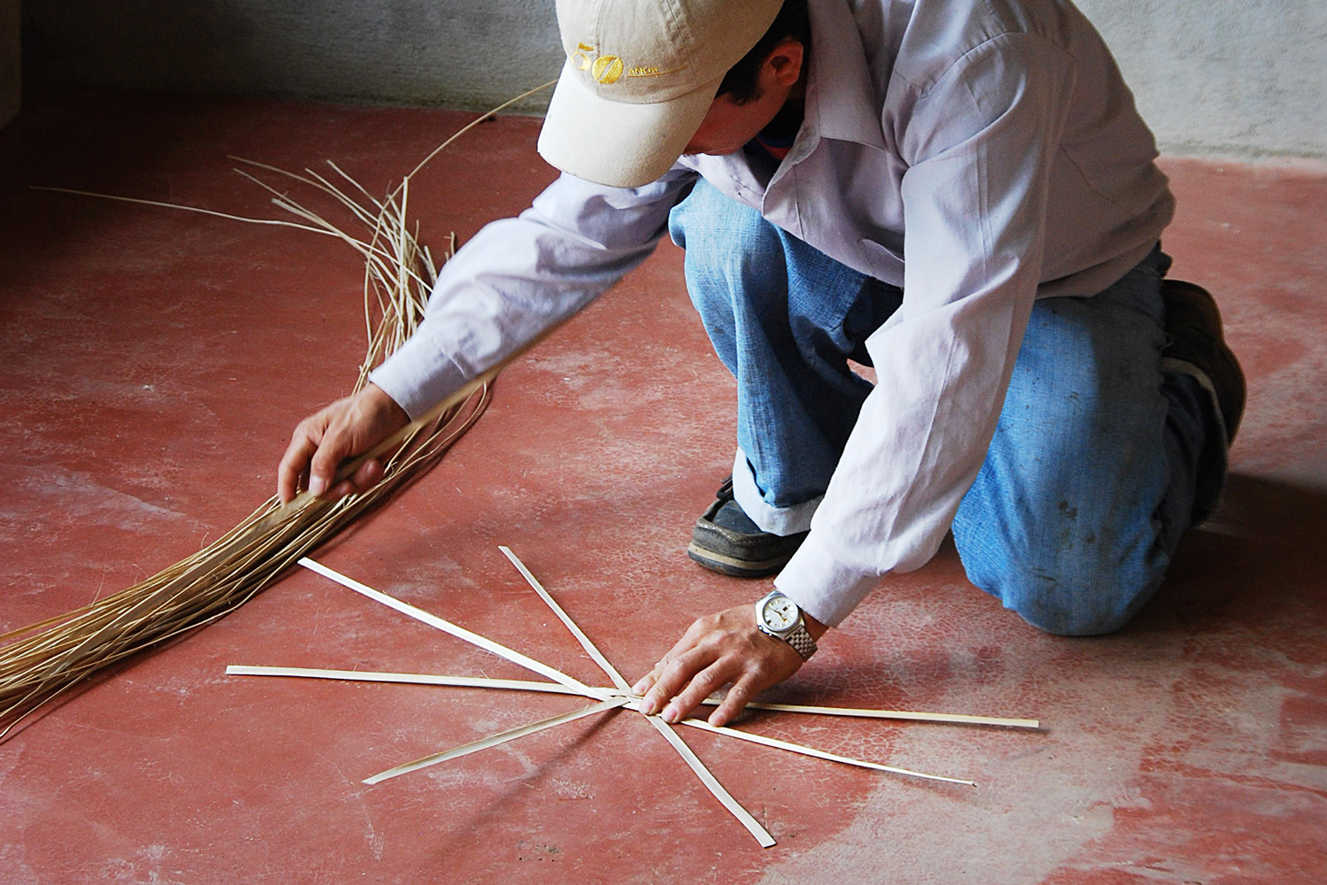 Artisan of Loma Linda Cooperative starting with the bamboo weaving process